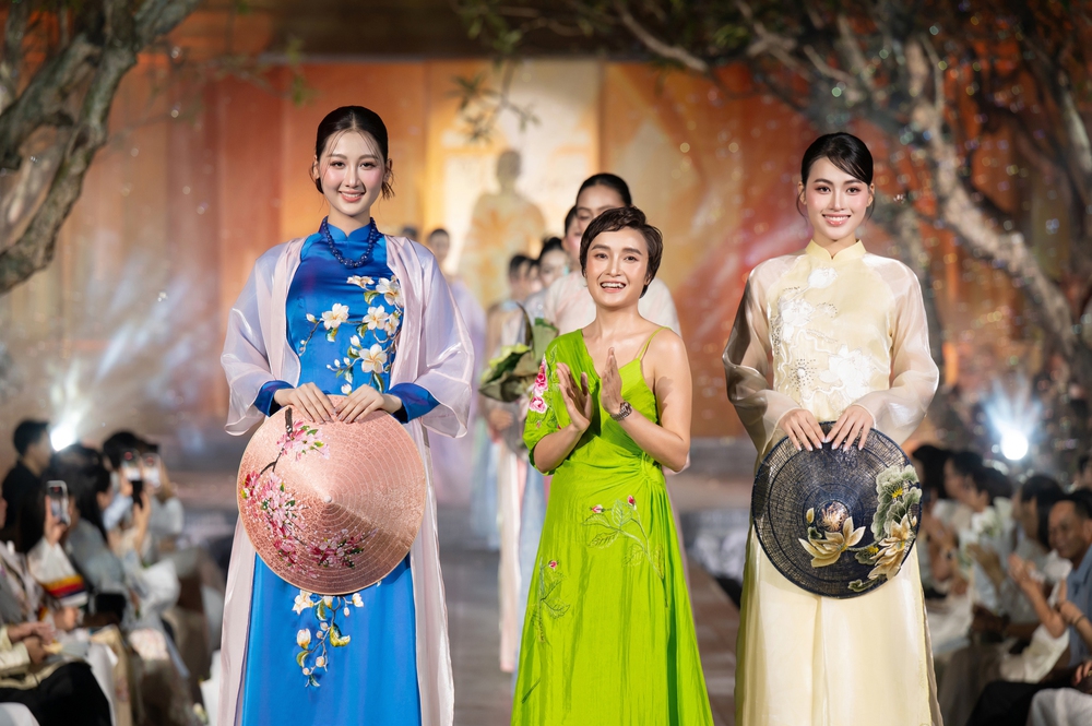 NTK Thanh Thúy kể câu chuyện ký ức qua BST áo dài "Sương mai" - Ảnh 4.