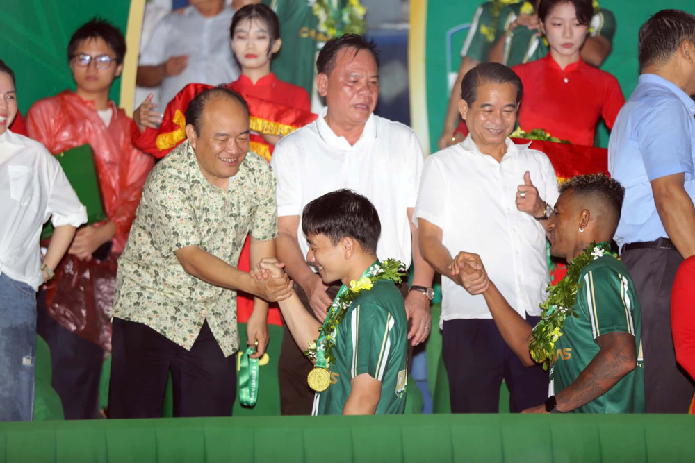 Công Phượng hiện thực hóa giấc mơ trăm tỷ của ông bầu - Ảnh 4. Công Phượng hiện thực hóa giấc mơ trăm tỷ của ông bầu - Ảnh 4.