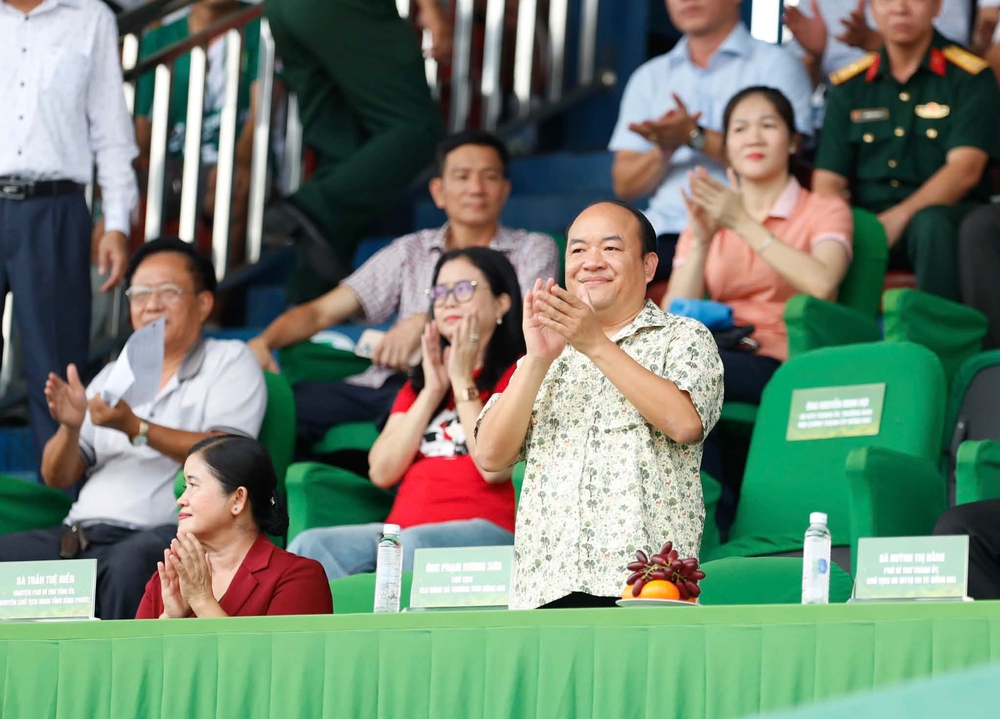 Công Phượng hiện thực hóa giấc mơ trăm tỷ của ông bầu - Ảnh 3. Công Phượng hiện thực hóa giấc mơ trăm tỷ của ông bầu - Ảnh 3.