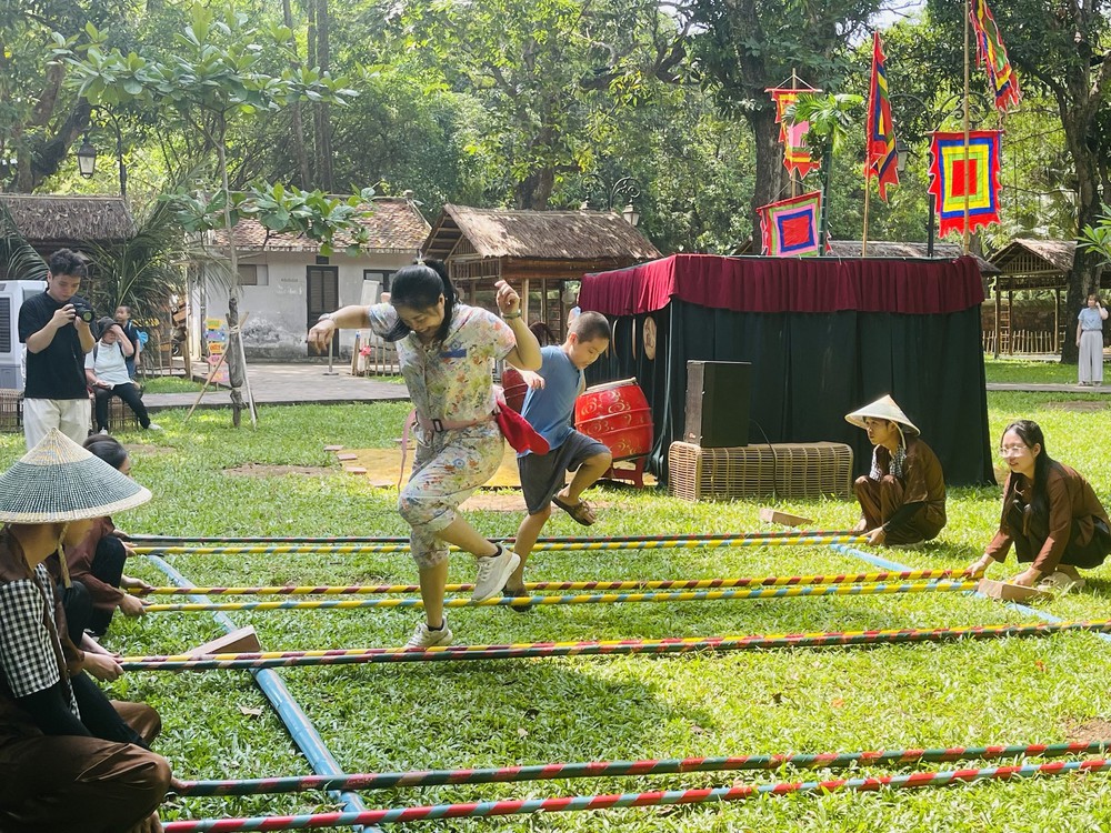 Hà Nội: “Một ngày rong chơi” tại Văn Miếu - Quốc Tử Giám dịp 1/6 - Ảnh 2. Hà Nội: “Một ngày rong chơi” tại Văn Miếu - Quốc Tử Giám dịp 1/6 - Ảnh 2.