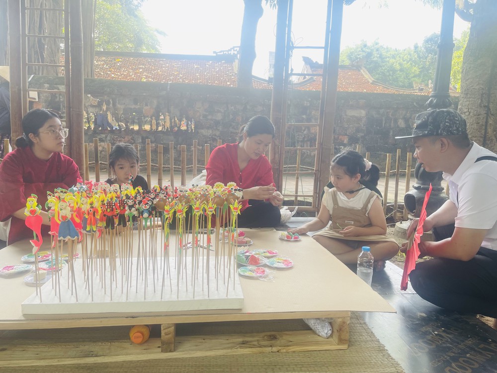 Hà Nội: “Một ngày rong chơi” tại Văn Miếu - Quốc Tử Giám dịp 1/6 - Ảnh 1. Hà Nội: “Một ngày rong chơi” tại Văn Miếu - Quốc Tử Giám dịp 1/6 - Ảnh 1.