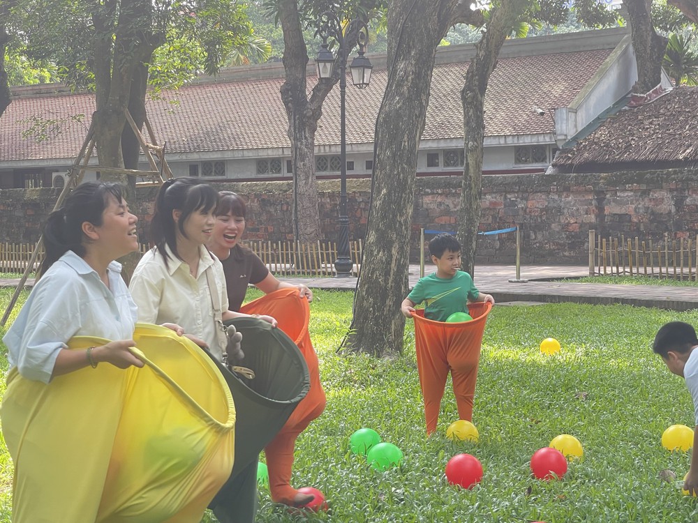 Hà Nội: “Một ngày rong chơi” tại Văn Miếu - Quốc Tử Giám dịp 1/6 - Ảnh 3. Hà Nội: “Một ngày rong chơi” tại Văn Miếu - Quốc Tử Giám dịp 1/6 - Ảnh 3.