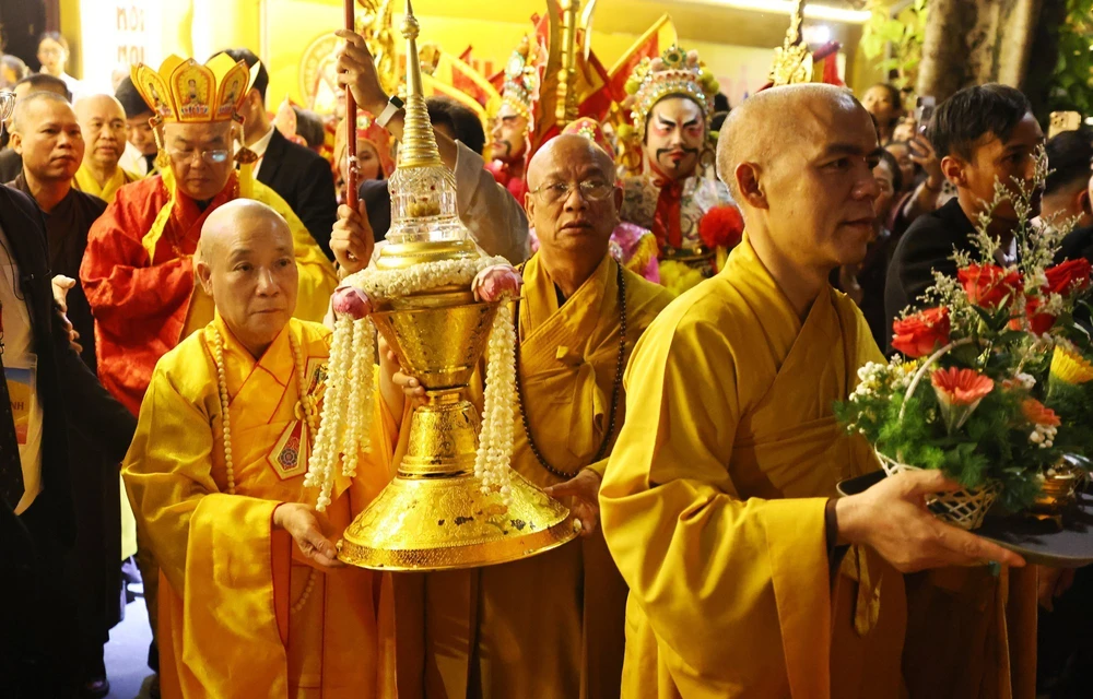 Lễ cung rước Xá lợi Phật mừng Đại lễ Phật đản ở Hà Nội - Ảnh 2.