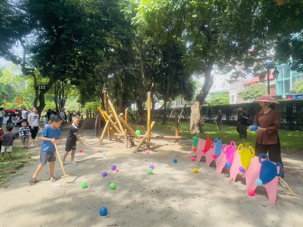 Hà Nội: “Một ngày rong chơi” tại Văn Miếu - Quốc Tử Giám dịp 1/6 - Ảnh 4. Hà Nội: “Một ngày rong chơi” tại Văn Miếu - Quốc Tử Giám dịp 1/6 - Ảnh 4.