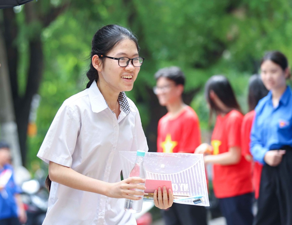 Thí sinh Hà Nội bước vào môn thi Ngoại ngữ Kỳ thi tuyển sinh lớp 10 công lập  - Ảnh 7.