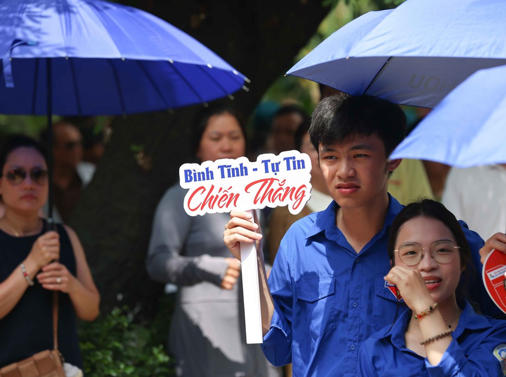 Thí sinh Hà Nội bước vào môn thi Ngoại ngữ Kỳ thi tuyển sinh lớp 10 công lập  - Ảnh 3.