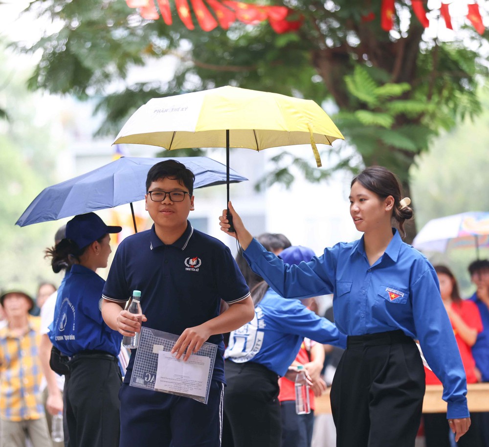 Thí sinh Hà Nội bước vào môn thi Ngoại ngữ Kỳ thi tuyển sinh lớp 10 công lập  - Ảnh 1.