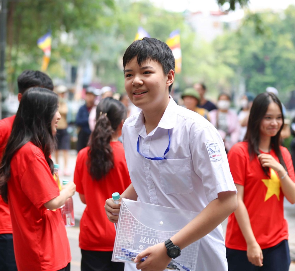 Thí sinh Hà Nội bước vào môn thi Ngoại ngữ Kỳ thi tuyển sinh lớp 10 công lập  - Ảnh 6.