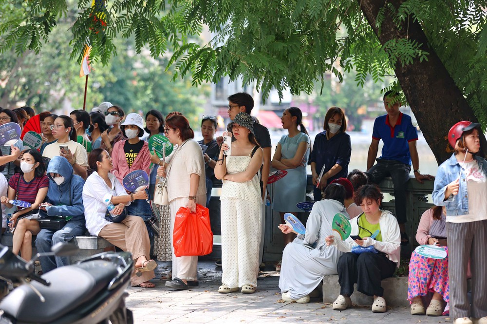 Thí sinh Hà Nội bước vào môn thi Ngoại ngữ Kỳ thi tuyển sinh lớp 10 công lập  - Ảnh 9.