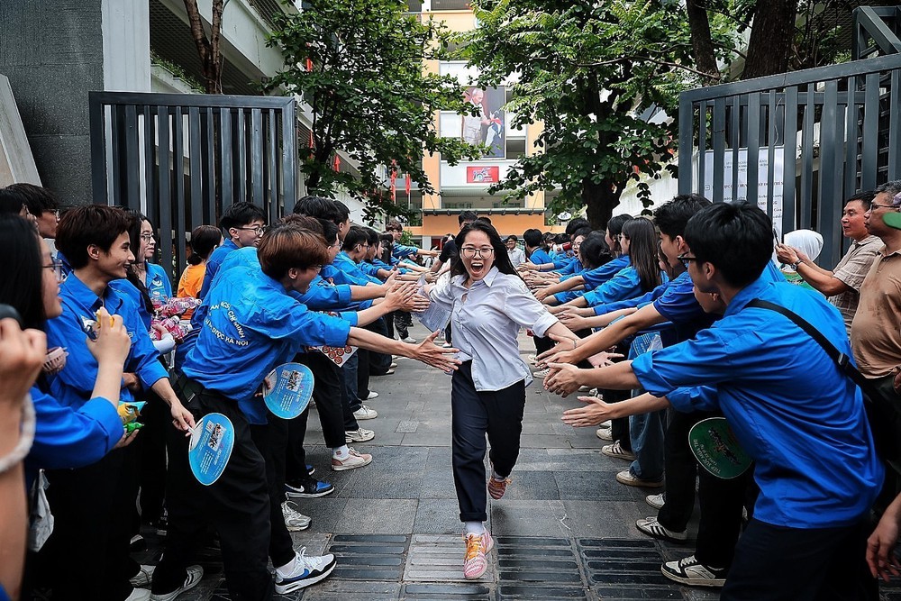 Thí sinh Hà Nội hoàn thành môn thi đầu tiên Kỳ thi tuyển sinh lớp 10 công lập - Ảnh 1. Thí sinh Hà Nội hoàn thành môn thi đầu tiên Kỳ thi tuyển sinh lớp 10 công lập - Ảnh 1.