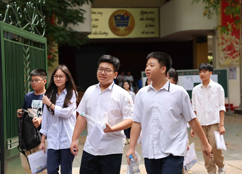 Thí sinh Hà Nội hoàn thành môn thi đầu tiên Kỳ thi tuyển sinh lớp 10 công lập - Ảnh 5. Thí sinh Hà Nội hoàn thành môn thi đầu tiên Kỳ thi tuyển sinh lớp 10 công lập - Ảnh 5.