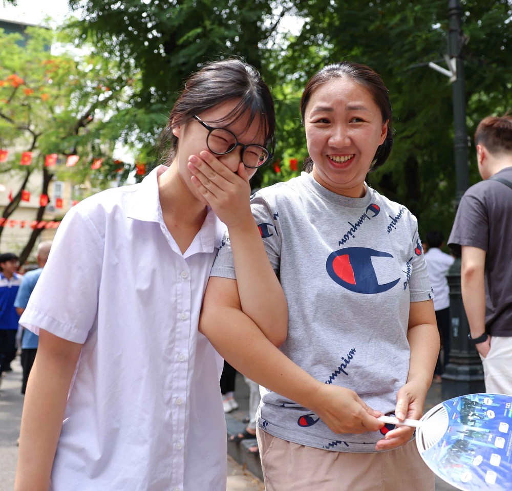 Thí sinh Hà Nội hoàn thành môn thi đầu tiên Kỳ thi tuyển sinh lớp 10 công lập - Ảnh 7. Thí sinh Hà Nội hoàn thành môn thi đầu tiên Kỳ thi tuyển sinh lớp 10 công lập - Ảnh 7.