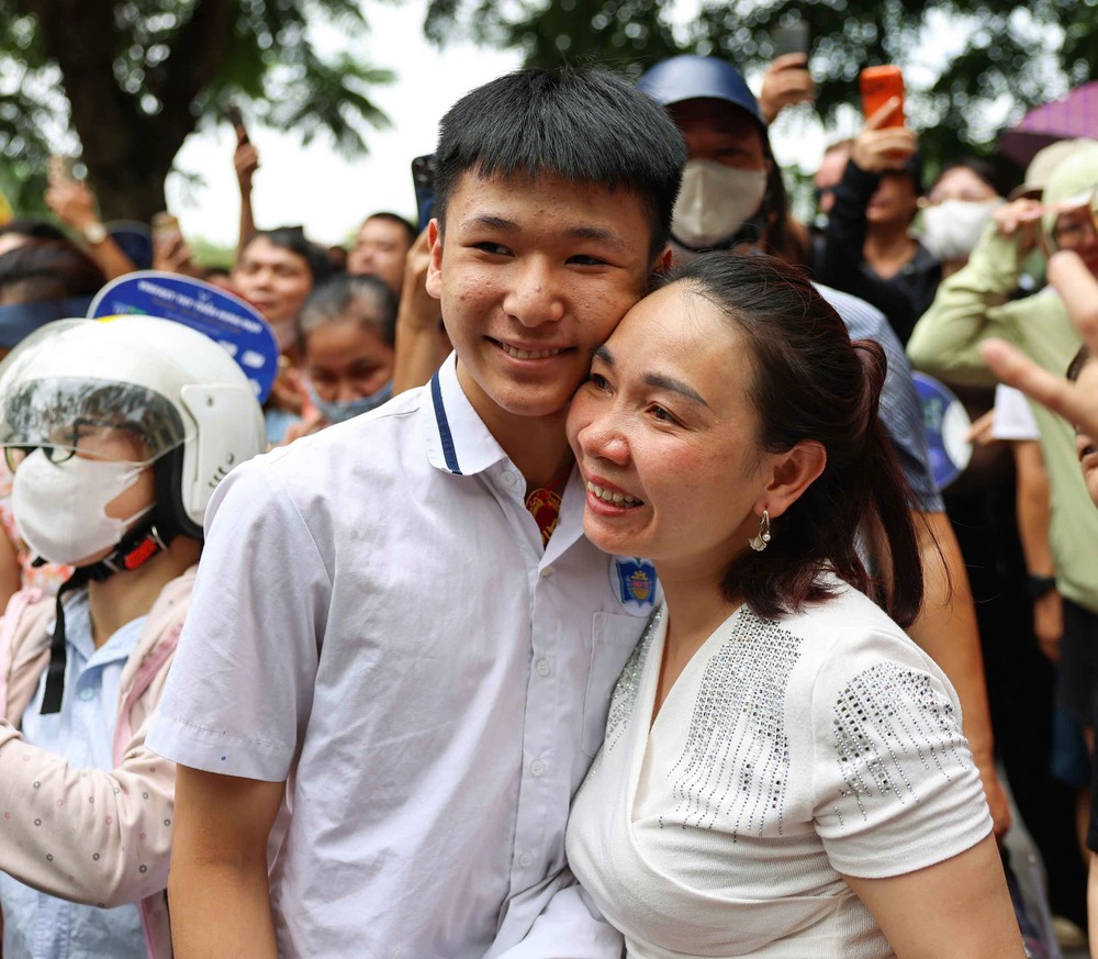 Thí sinh Hà Nội hoàn thành môn thi đầu tiên Kỳ thi tuyển sinh lớp 10 công lập - Ảnh 6. Thí sinh Hà Nội hoàn thành môn thi đầu tiên Kỳ thi tuyển sinh lớp 10 công lập - Ảnh 6.