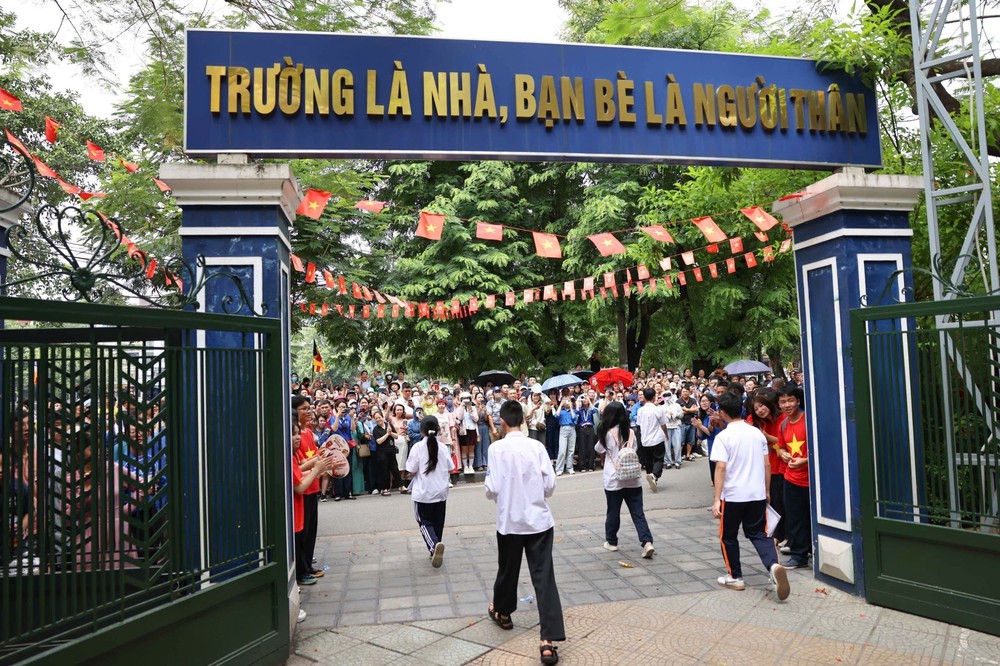 Thí sinh Hà Nội hoàn thành môn thi đầu tiên Kỳ thi tuyển sinh lớp 10 công lập - Ảnh 3. Thí sinh Hà Nội hoàn thành môn thi đầu tiên Kỳ thi tuyển sinh lớp 10 công lập - Ảnh 3.