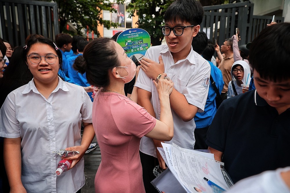 Thí sinh Hà Nội hoàn thành môn thi đầu tiên Kỳ thi tuyển sinh lớp 10 công lập - Ảnh 2. Thí sinh Hà Nội hoàn thành môn thi đầu tiên Kỳ thi tuyển sinh lớp 10 công lập - Ảnh 2.