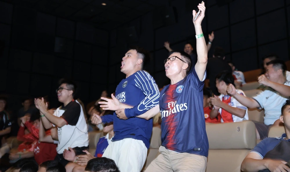 CĐV TP.HCM cuồng nhiệt cùng chung kết UEFA Champions League kịch tính - Ảnh 4.