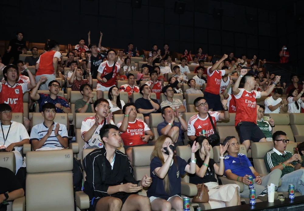 CĐV TP.HCM cuồng nhiệt cùng chung kết UEFA Champions League kịch tính - Ảnh 1.