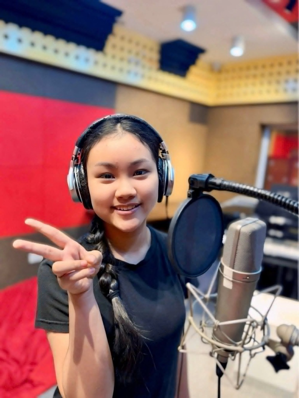 Ca sĩ Hòa Minzy nhận quà sinh nhật đặc biệt từ ca khúc "Bố em là bộ đội" - Ảnh 3. Ca sĩ Hòa Minzy nhận quà sinh nhật đặc biệt từ ca khúc "Bố em là bộ đội" - Ảnh 3.