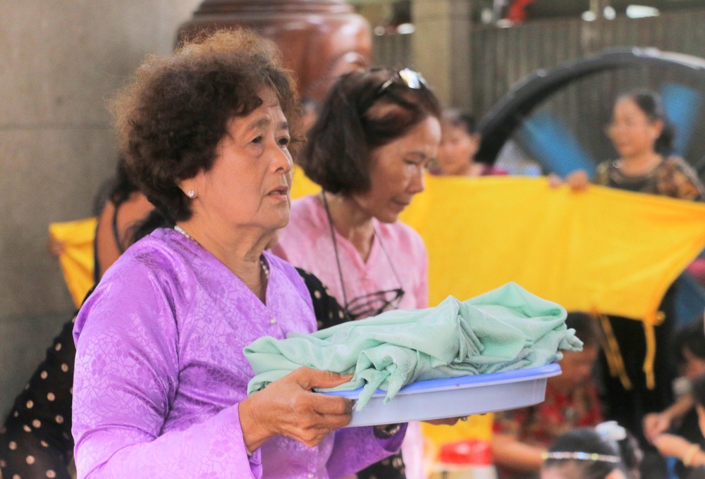 An Giang: Hơn 400 người cùng may áo dâng Bà Chúa Xứ núi Sam - Ảnh 8.