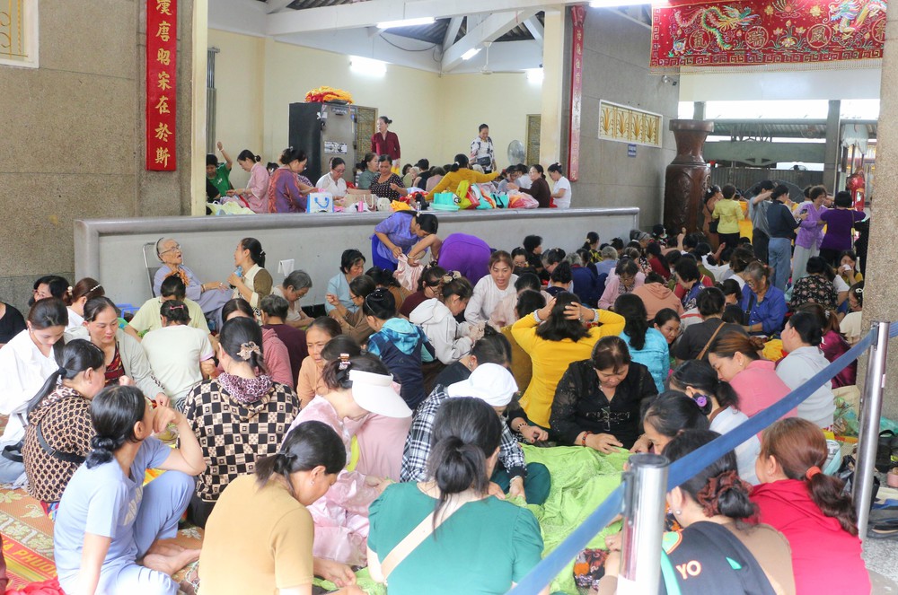 An Giang: Hơn 400 người cùng may áo dâng Bà Chúa Xứ núi Sam - Ảnh 7.
