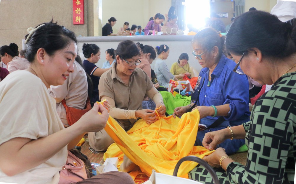 An Giang: Hơn 400 người cùng may áo dâng Bà Chúa Xứ núi Sam - Ảnh 5.