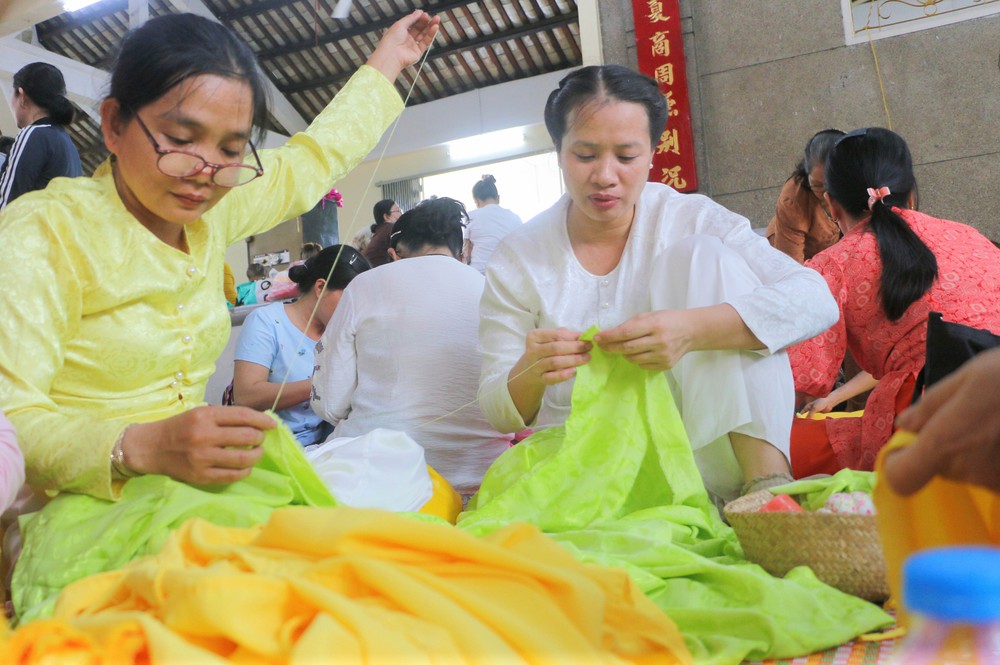 An Giang: Hơn 400 người cùng may áo dâng Bà Chúa Xứ núi Sam - Ảnh 3.