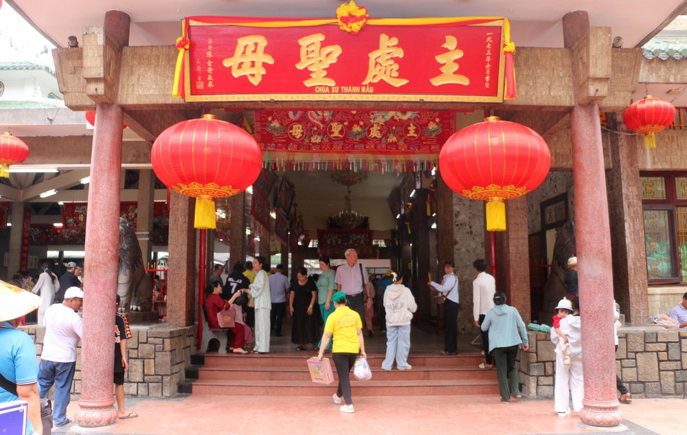 An Giang: Hơn 400 người cùng may áo dâng Bà Chúa Xứ núi Sam - Ảnh 2.
