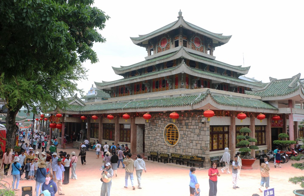 An Giang: Hơn 400 người cùng may áo dâng Bà Chúa Xứ núi Sam - Ảnh 1.