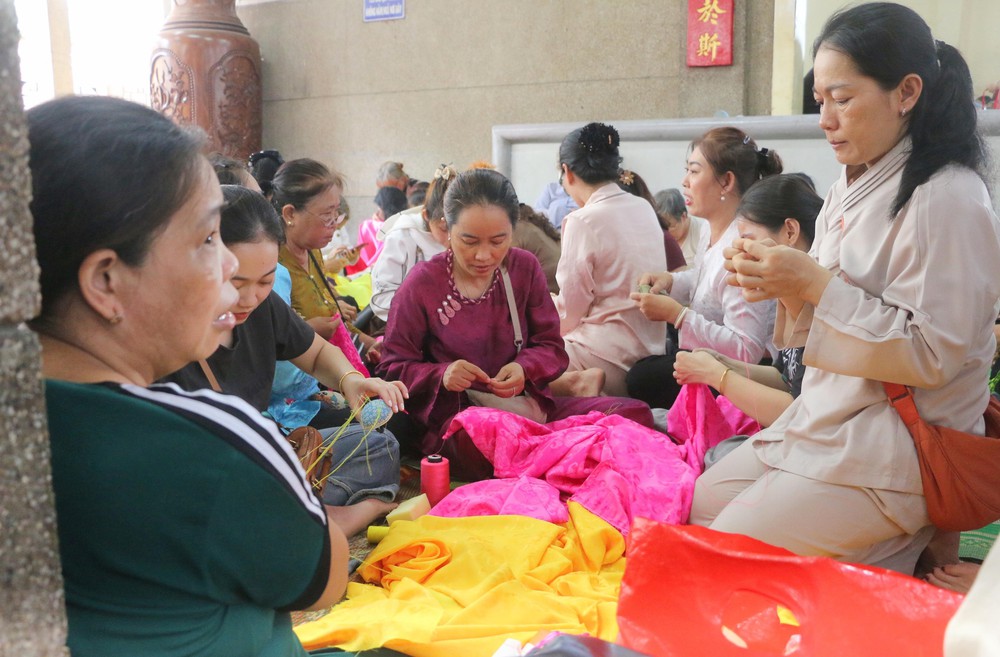An Giang: Hơn 400 người cùng may áo dâng Bà Chúa Xứ núi Sam - Ảnh 4.