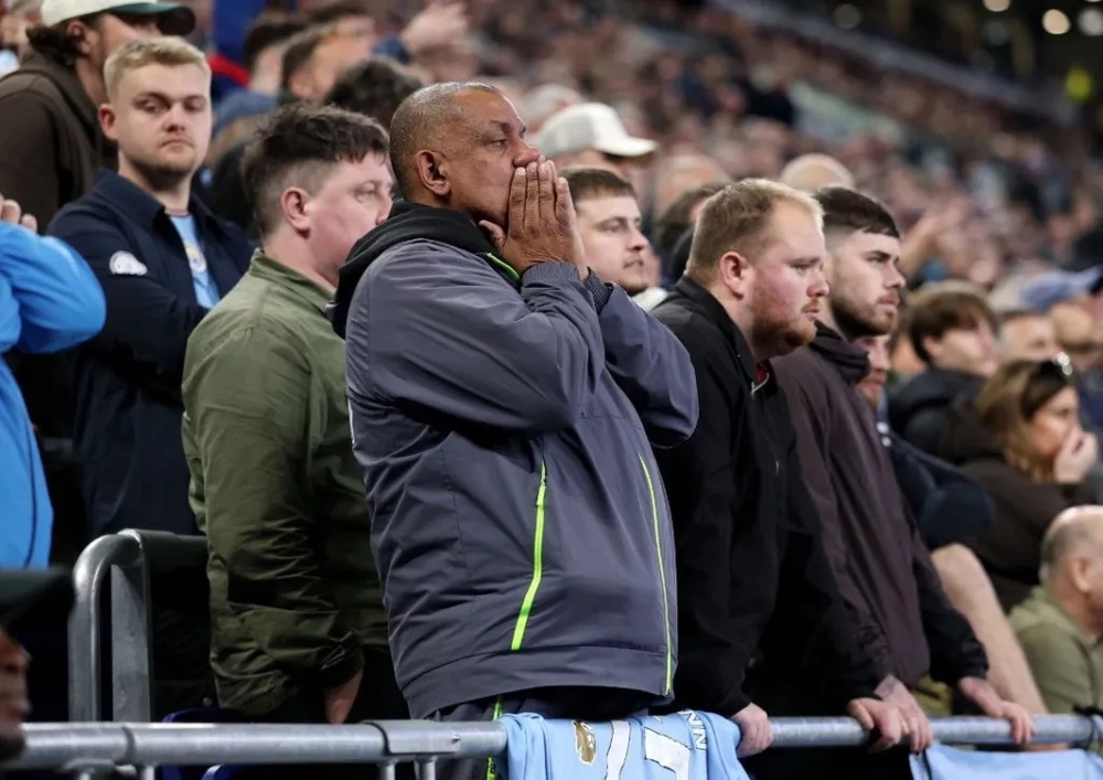 CĐV Arsenal châm chọc Guardiola khi Man City mất quyền tự quyết trong cuộc đua vô địch - Ảnh 3.