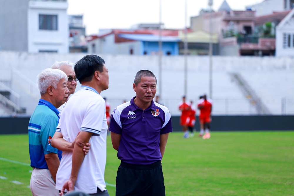 Tin nóng bóng đá Việt hôm nay 5/5: U17 Việt Nam được khen; HLV Chu Đình Nghiêm thay đổi nhiệm vụ - Ảnh 2.