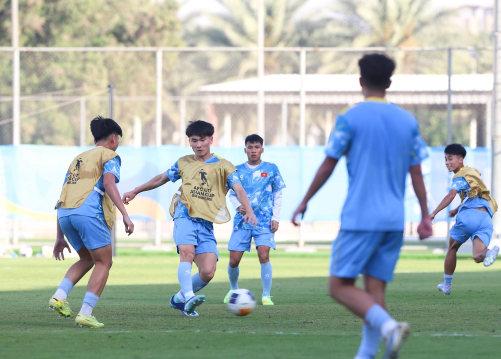 Tin nóng bóng đá Việt hôm nay 5/5: U17 Việt Nam được khen; HLV Chu Đình Nghiêm thay đổi nhiệm vụ - Ảnh 1.