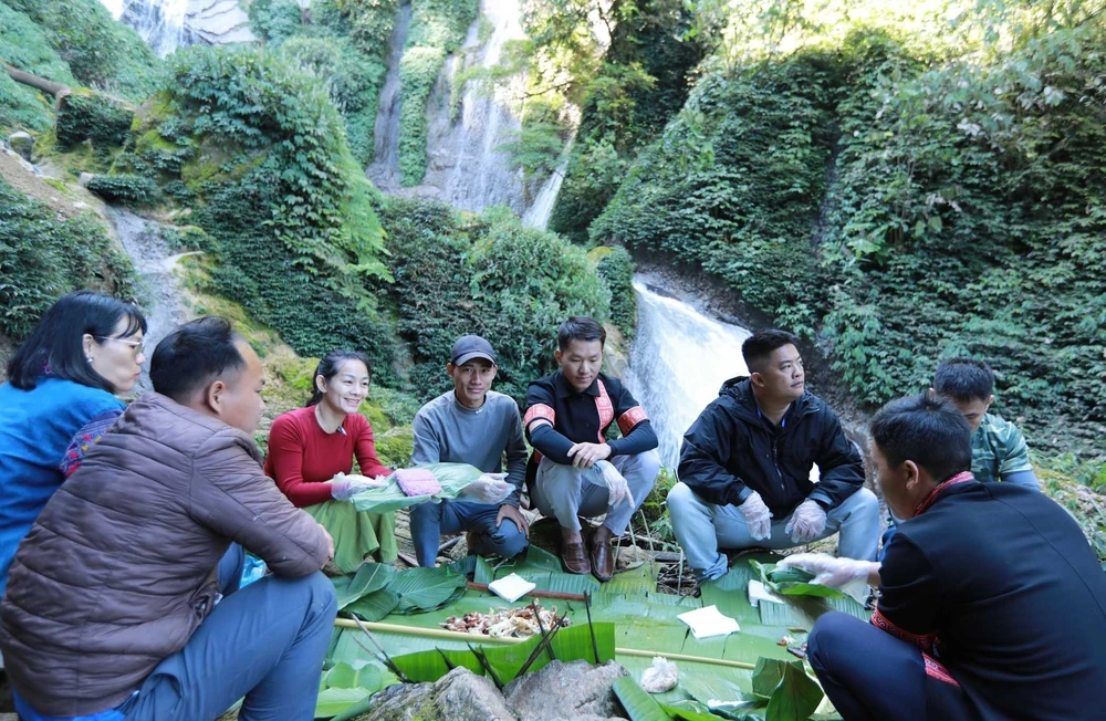 Thác Nậm Lúc: "Dải lụa trắng" ẩn mình giữa cao nguyên Sìn Hồ - Ảnh 10.
