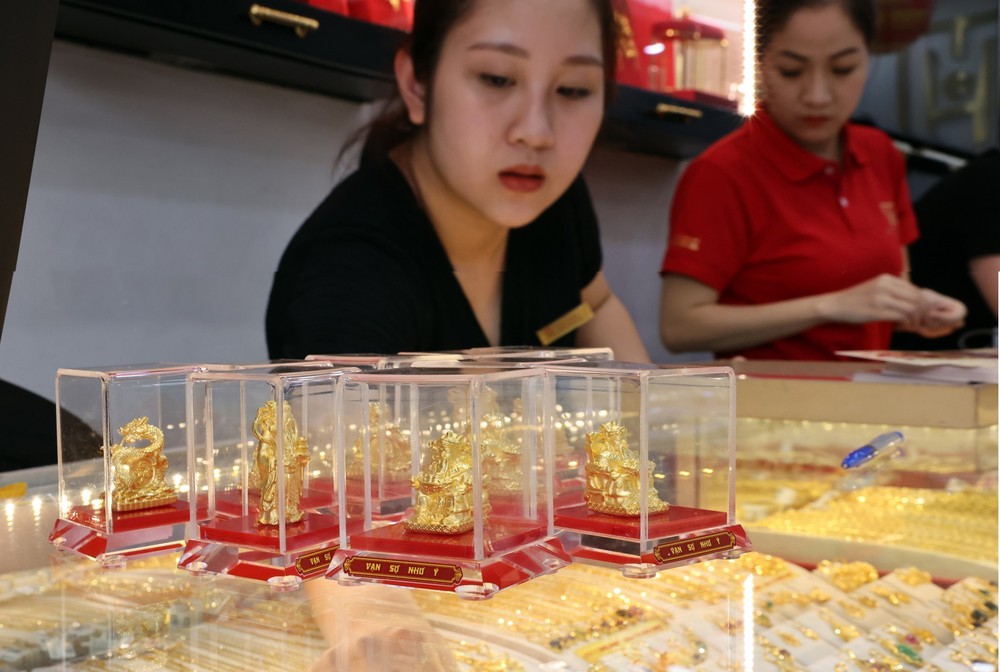 Giá vàng hôm nay 5/5 giảm 1,3 triệu đồng/lượng - Ảnh 1.
