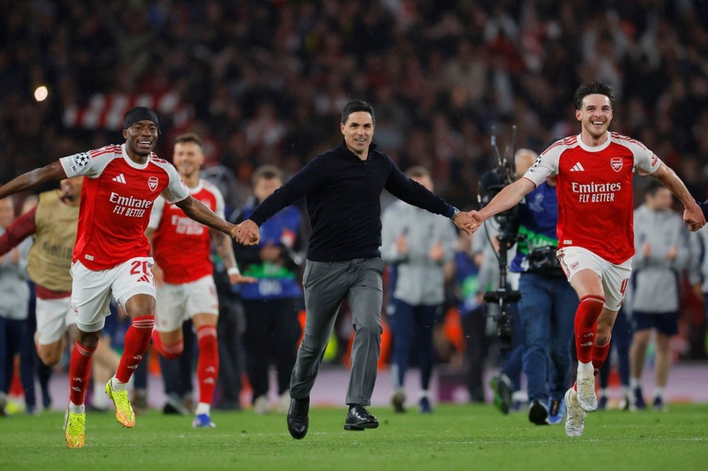 Arsenal sống lại hy vọng giành cúp nhà 'cú đảo trục' ngoạn mục - Ảnh 1.