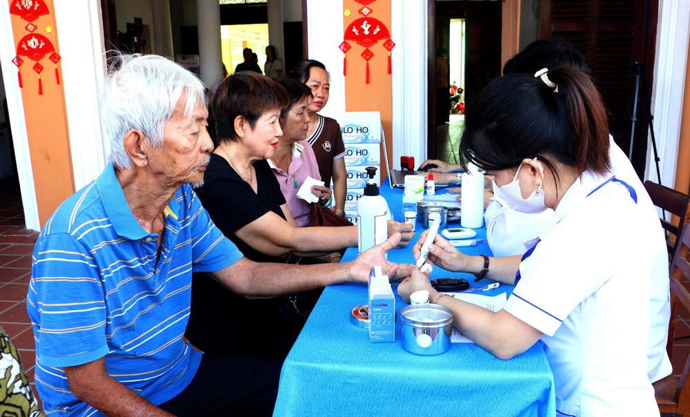 Chỉ thị của Thủ tướng về tổ chức khám sức khỏe định kỳ miễn phí cho người dân - Ảnh 1.