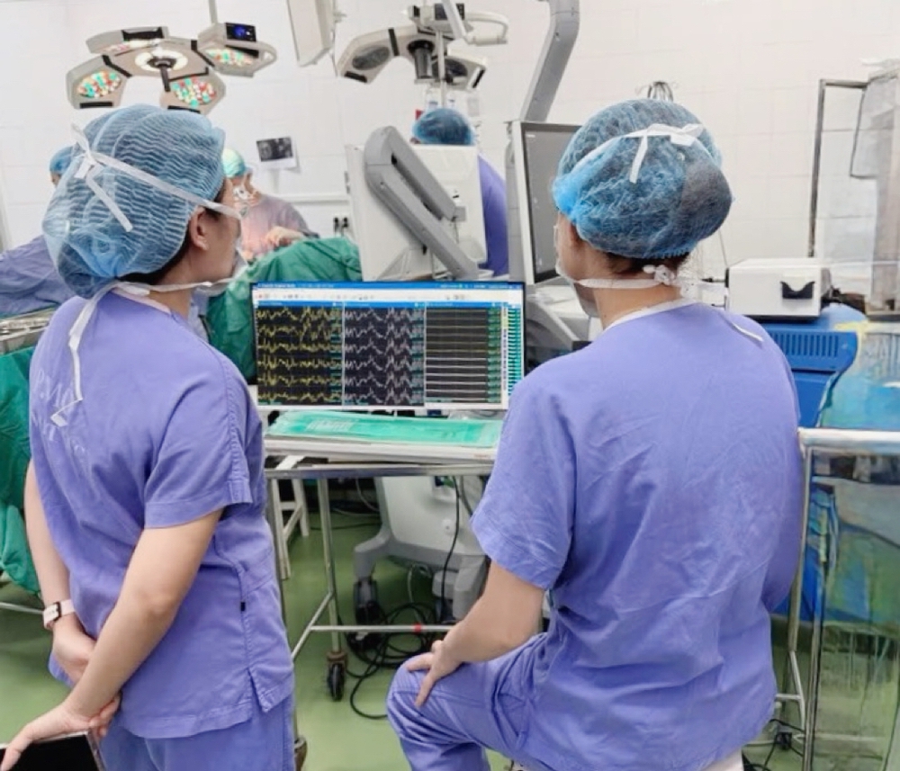 19 năm co giật liên hồi và cuộc giải cứu não bộ cho chàng trai 20 tuổi - Ảnh 2.