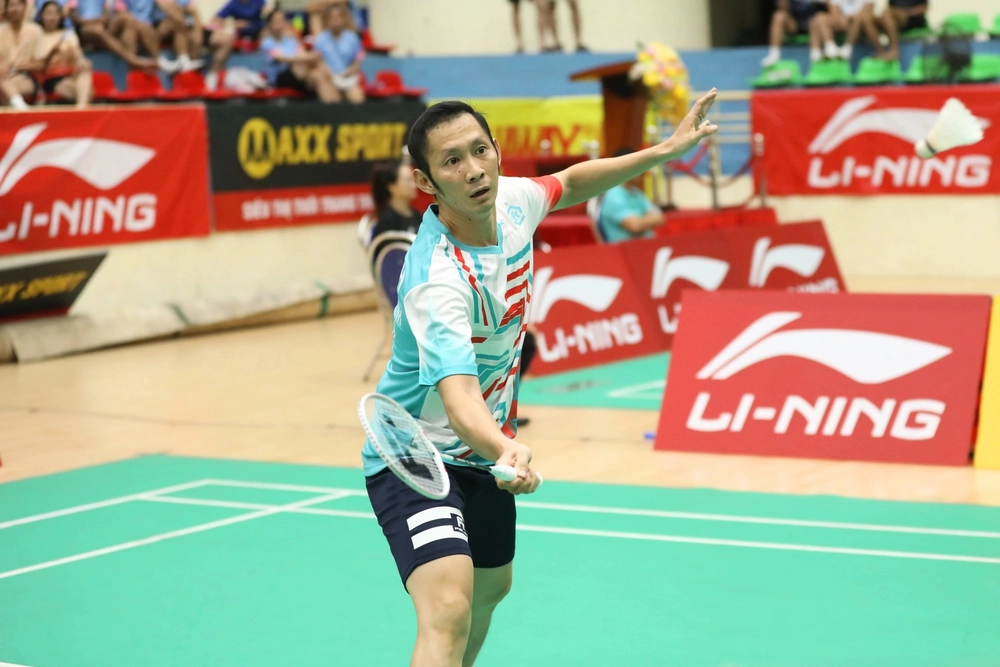Nguyễn Tiến Minh thắng đàn em kém 21 tuổi để vào bán kết cầu lông quốc gia - Ảnh 1.