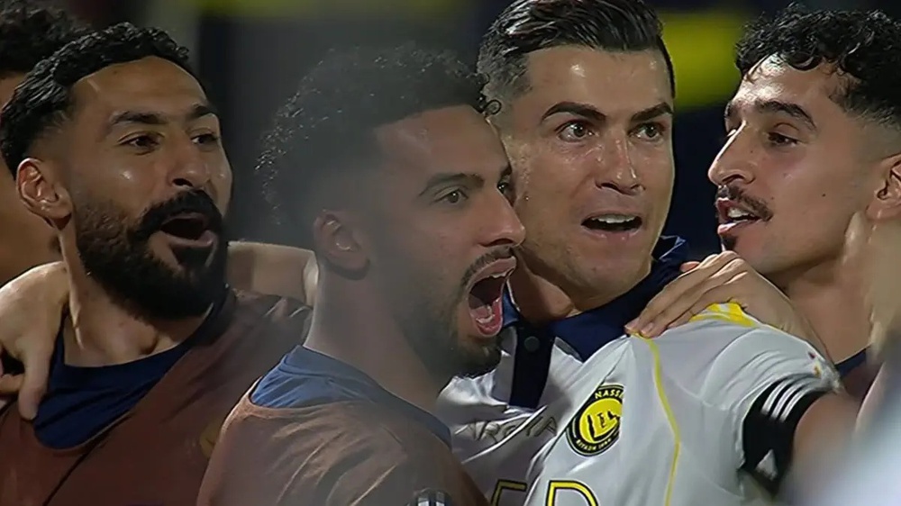 Ronaldo tiến sát mốc 1000 bàn trong ngày 'đàn em' lập hat-trick - Ảnh 1.