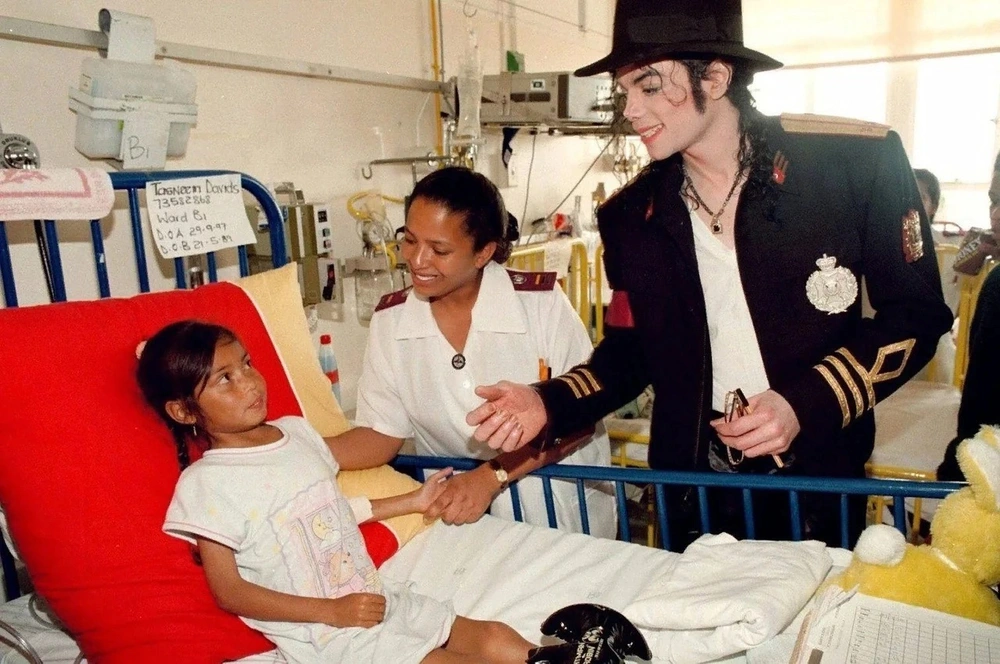 Michael Jackson tự vấn lòng mình trong "Man in the Mirror" - Ảnh 4.