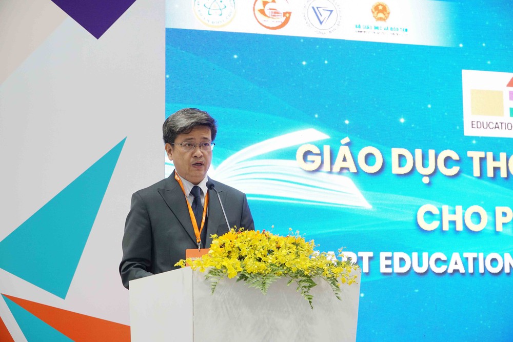 Con người giữ vai trò trung tâm trong giáo dục thông minh - Ảnh 1.