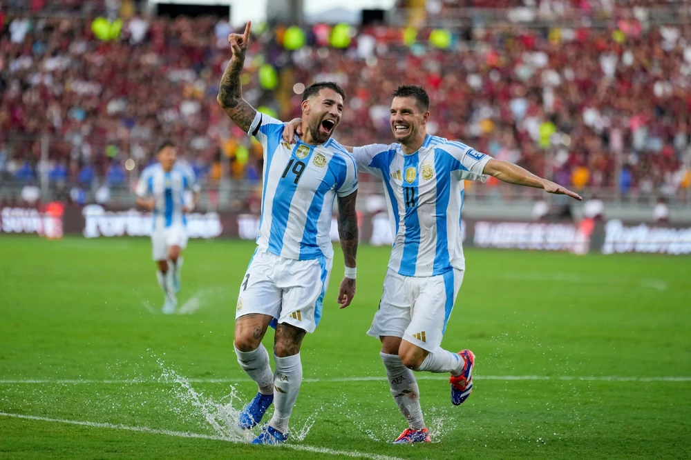 Tin nóng thể thao sáng 9/5: Bruno Fernandes giành giải Cầu thủ xuất sắc nhất năm, FIFA thay đổi luật "treo giò" World Cup 2026 - Ảnh 2.