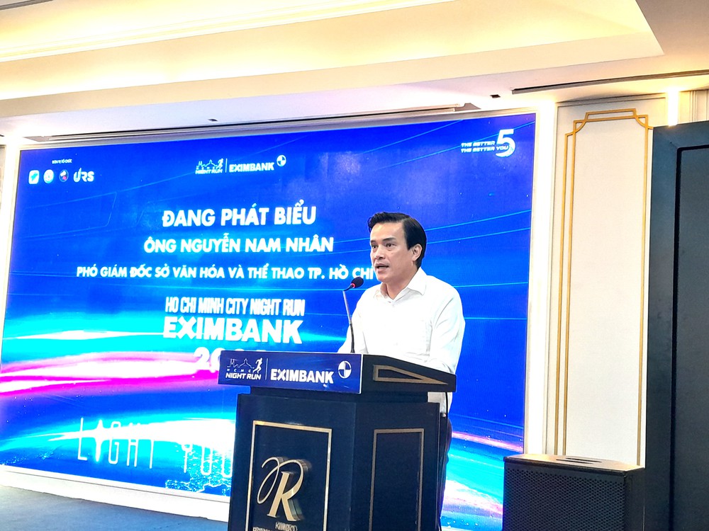 Đường chạy đêm TP.HCM thu hút hàng ngàn vận động viên - Ảnh 1.