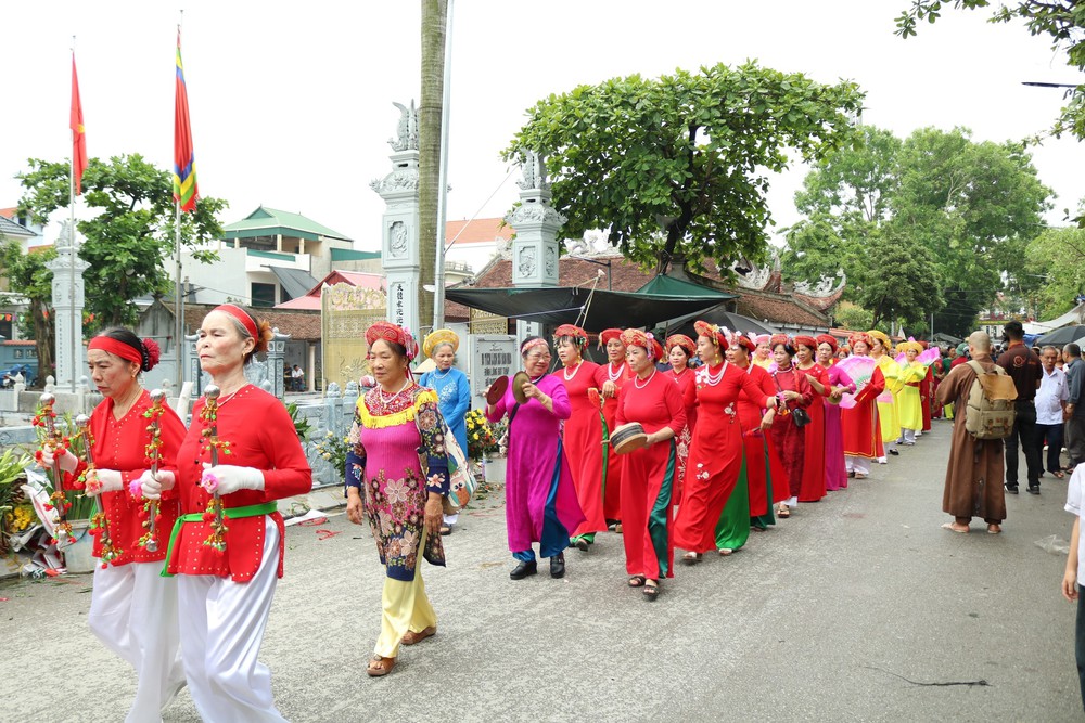 Lễ hội chùa Bút Tháp (Bắc Ninh) thu hút đông đảo người dân tham dự - Ảnh 3.