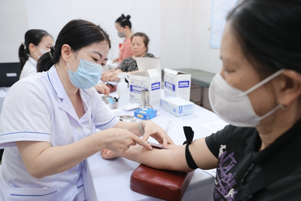 Sức khỏe nhân dân là ưu tiên hàng đầu trong các chính sách phát triển - Ảnh 3.