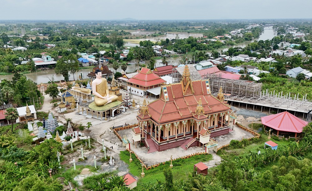 Quần thể tượng Phật quy mô lớn ở ngôi chùa Khmer An Giang - Ảnh 1.