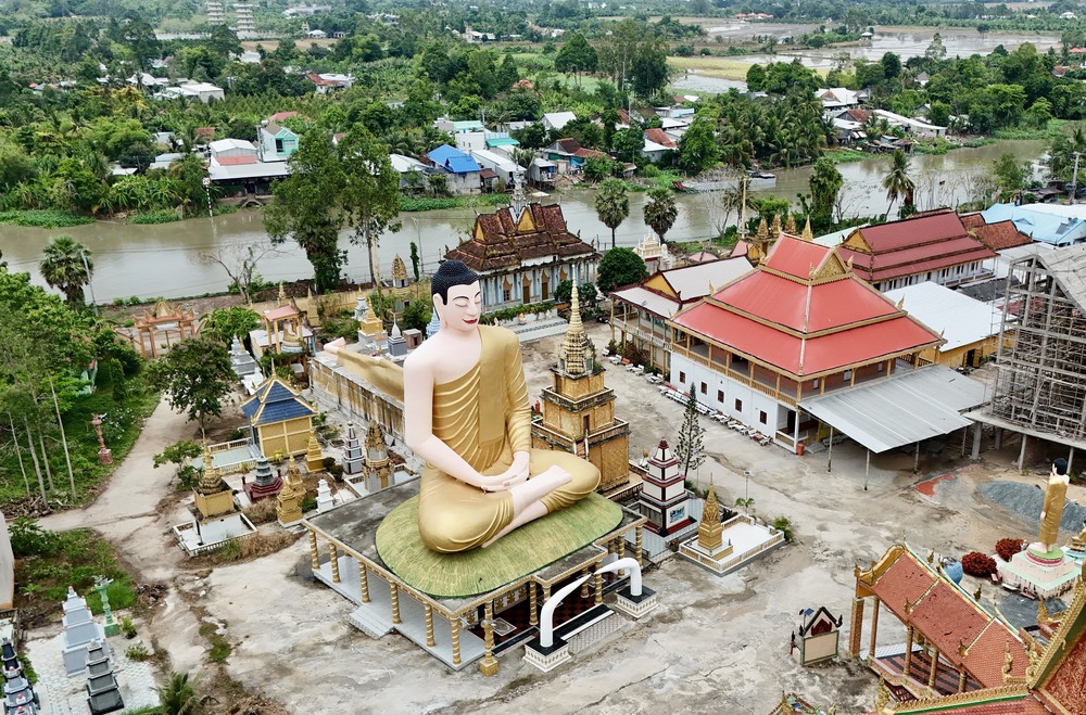 Quần thể tượng Phật quy mô lớn ở ngôi chùa Khmer An Giang - Ảnh 2.