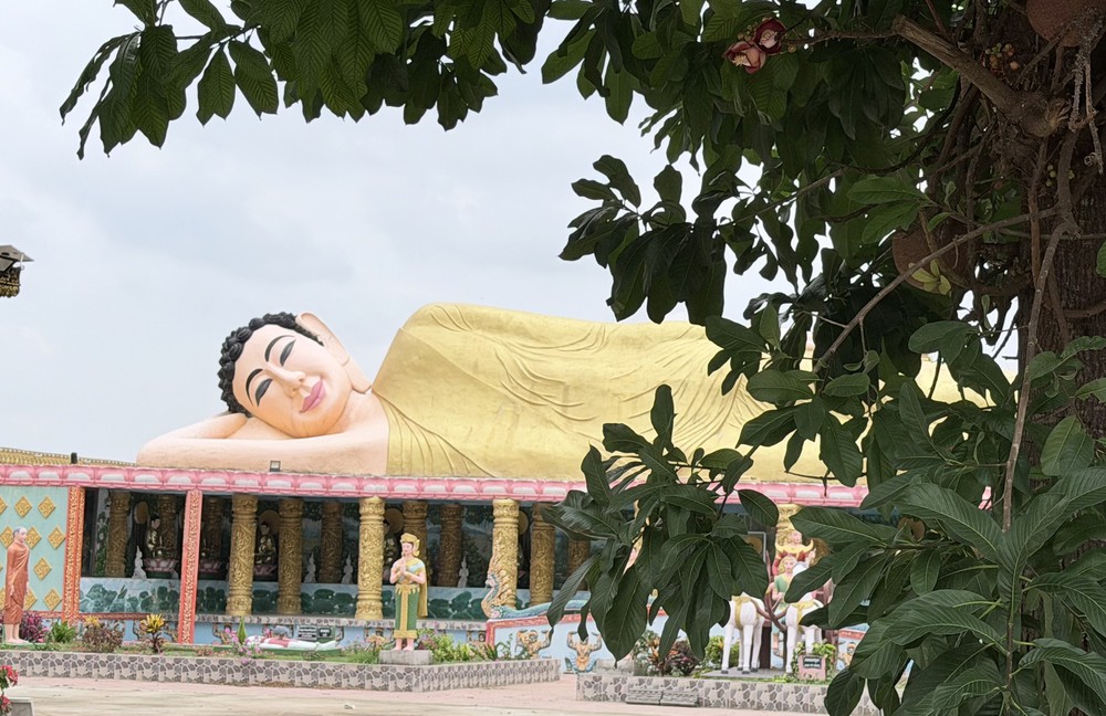 Quần thể tượng Phật quy mô lớn ở ngôi chùa Khmer An Giang - Ảnh 10.