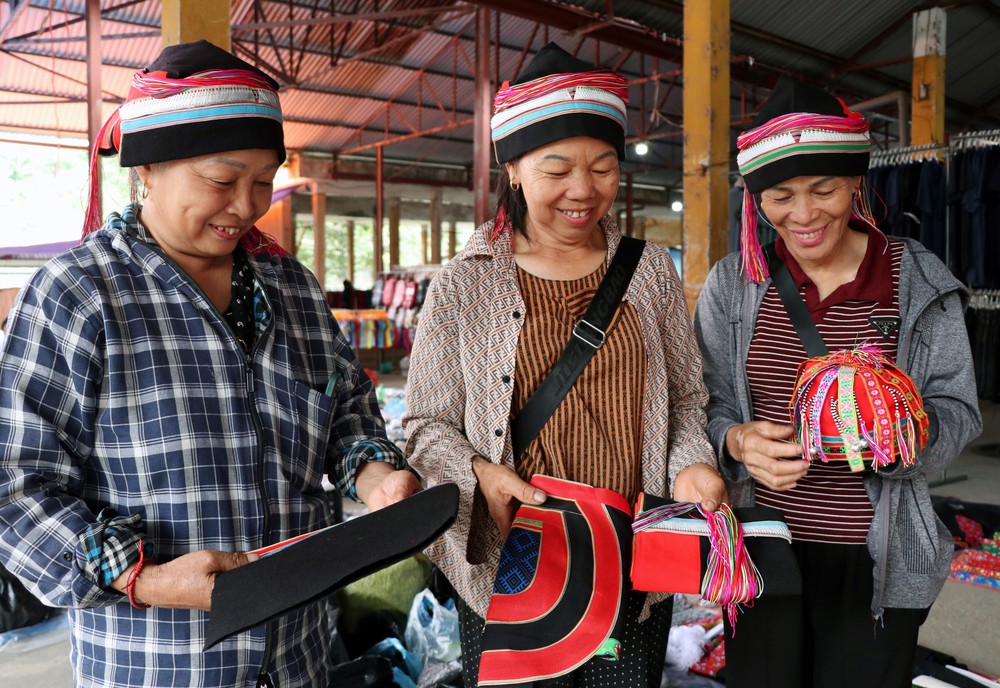 Khi hoa văn dệt nên hồn cốt người vùng cao - Ảnh 1.