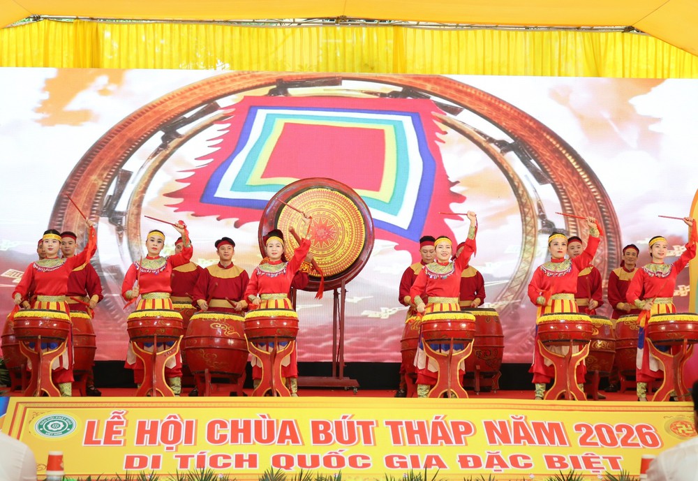 Lễ hội chùa Bút Tháp (Bắc Ninh) thu hút đông đảo người dân tham dự - Ảnh 2.